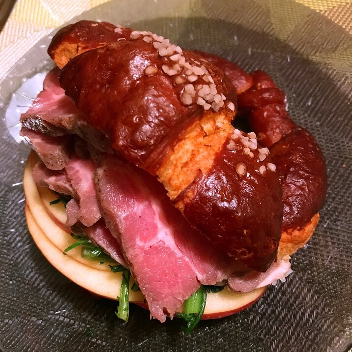 ラム肉と春菊と林檎のプレッツェルクロワッサンド